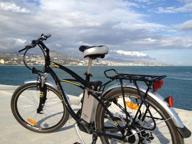  com a bicicleta perto do mar 
